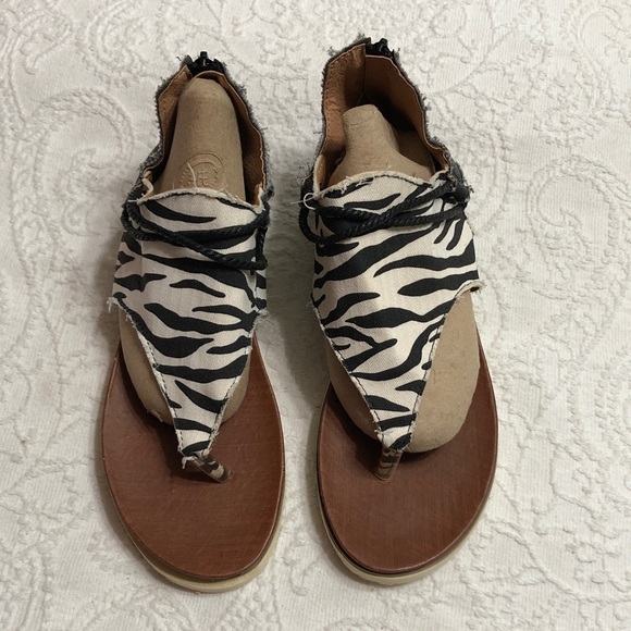 Zebra Print Sandals Boho Style Size 7.5M - Picture 1 of 8
